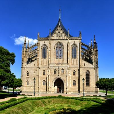 El tour Kutná Hora permite conocer una ciudad que, durante muchos siglos, ostentó de rivalidad con Praga. Una ciudad de encanto y magia.